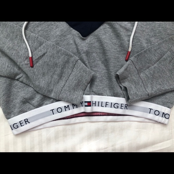 SOLD Tommy Hilfiger Grey Cropped Sweater - Picture 4 of 7